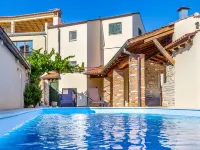 Rustic Holiday Home with Private Pool in the Center of Medulin Near the Beach -  Ferienhäuser