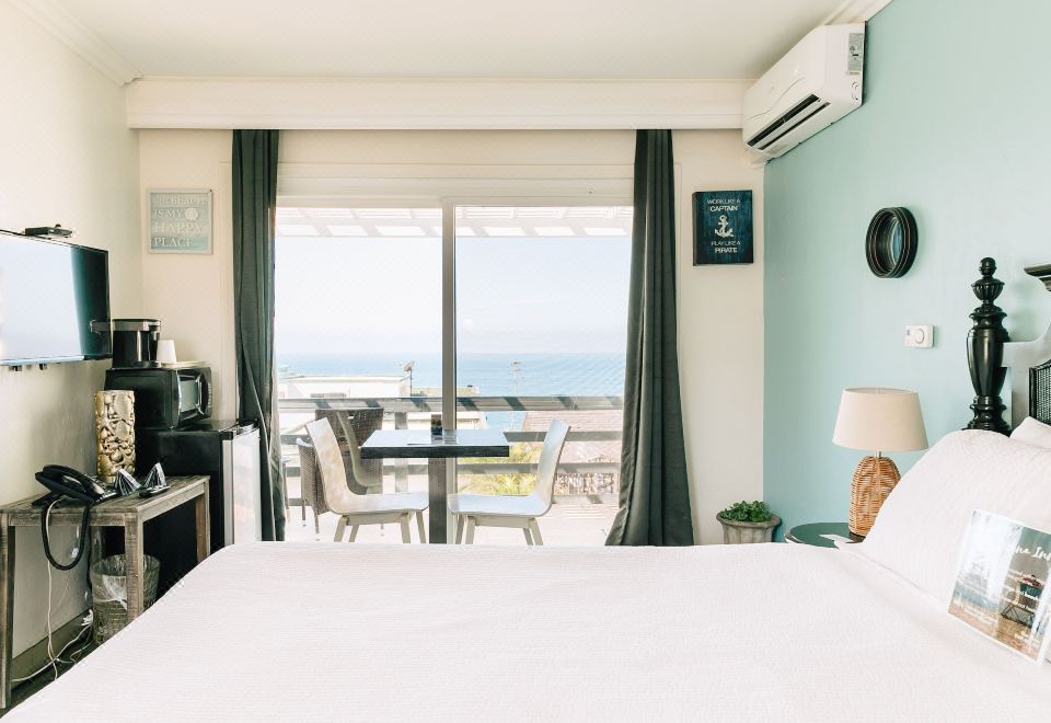 Laguna Cove Hotel의 정원 테라스 모습