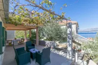 House Santa Barbara Hotels near Museum of Brac