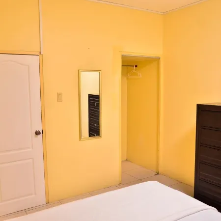 Kingston Sunset Guest Apartment I