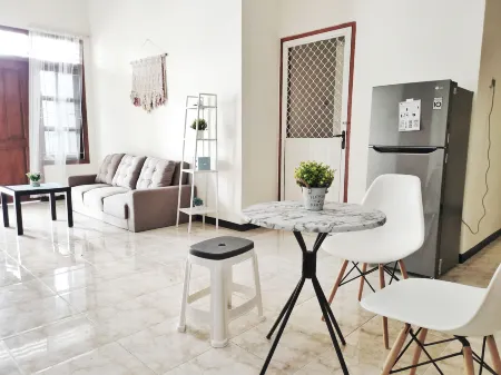 Surabaya Homey Near Its Отели в г. Mulyorejo