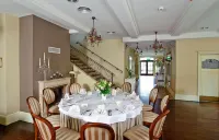 Villa Estera - Hotel & Restauracja Hôtels à : Pruszkow