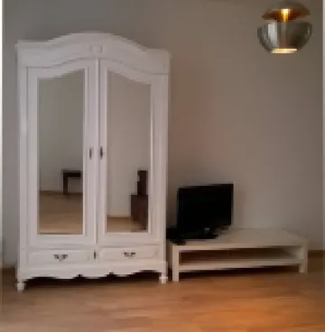 幾乎白色，靠近火車，地鐵N7688