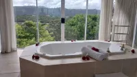 Whales Way Ocean Retreat - Hot Tub