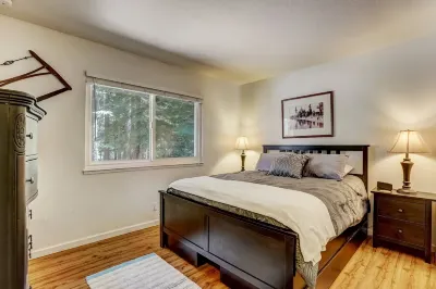 Coziness Cabin - Cute Little Cabin in the Tahoe Woods!