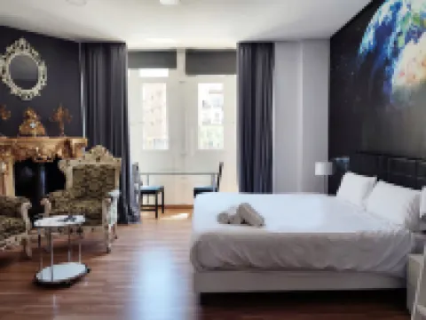 Flats Friends Plaza de la Reina