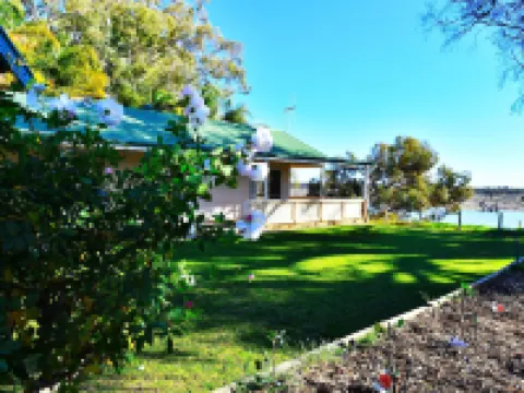 Mundic Waterfront Cottages Hotels in Renmark