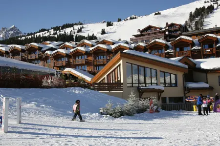 Résidence Pierre & Vacances Premium les Chalets du Forum Отели рядом с достопримечательностью «Moncler»