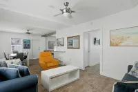 Spacious 1 Bedroom Apt at the Beach - chambre d’hôtes