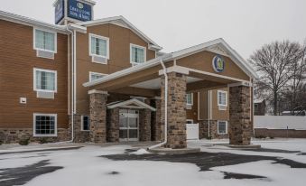 Cobblestone Hotel & Suites - Hutchinson