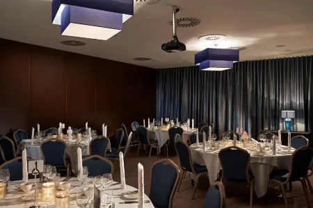 Village Hotel Aberdeen Отели в г. Peterculter