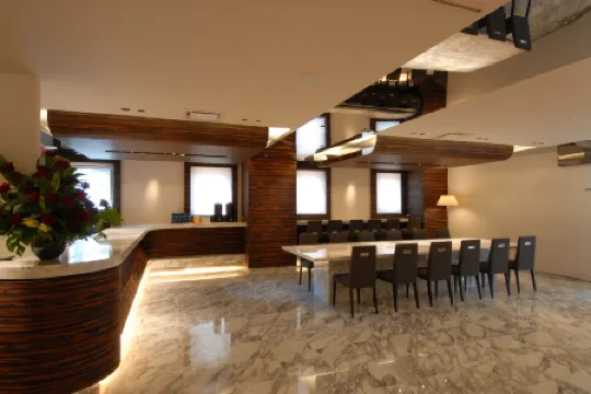 Center Hotel Toyota Отели рядом со станцией Mikawa Ashida Railway Station