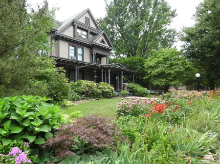 Champaign Garden Inn Отели в г. Шампейн