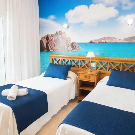 Hostal Mar y Huerta Отели рядом с достопримечательностью «Пристань для яхт Санта-Эулалия»