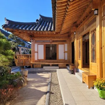 Wiyeonjae Hanok Stay Отели рядом с достопримечательностью «Храм Сундокджон»