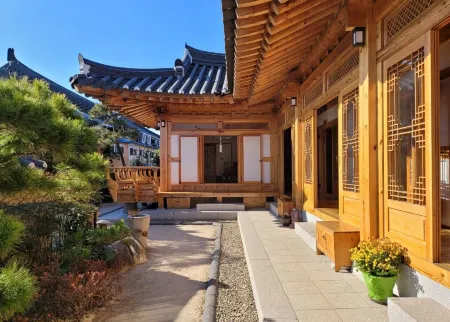 Wiyeonjae Hanok Stay Отели рядом с достопримечательностью «Gyeongju National Park»