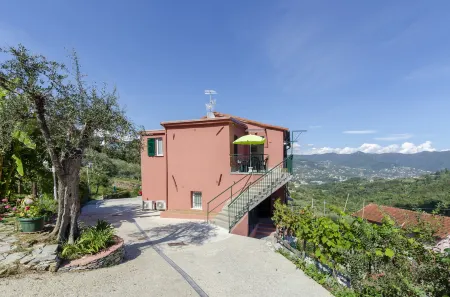 Alla Casa Rosa, Peaceful Apartment Surrounded by Greenery with Free Parking, WiFi & Air Conditioning