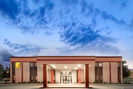 Super 8 by Wyndham Brockton Отели в г. Эйвон