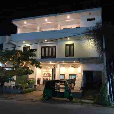 Dasu’s Restaurant & Villa Hotel Exterior