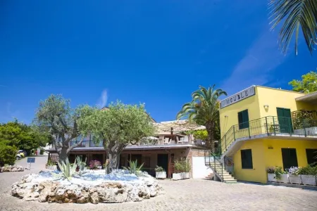 Hotel le Cave Отели рядом с достопримечательностью «Beach of the Two Sisters»