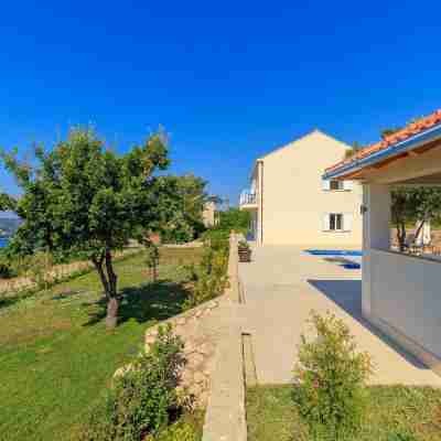 Villa Hedera VII Hotel Exterior