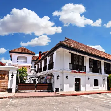 Vigan Plaza Hotel Hotels near Baluarte