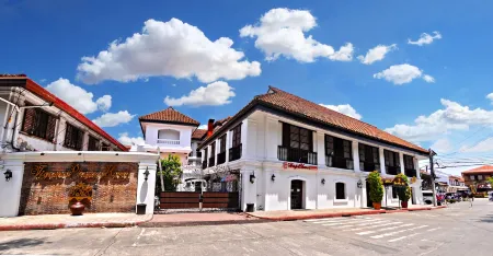 Vigan Plaza Hotel Отели в г. Виган
