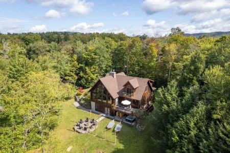 Luxury Chalet, Firepit, Sauna, Pet Friendly, 5 mins to Windham Mtn resort