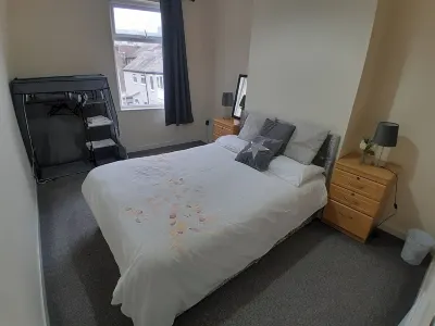 Blackpool - 2-Bed Apt - Sleeps 5 - فنادق في Westby-with-Plumptons