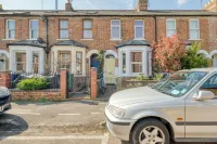 Stylish 2Bd with Private Garden and Sauna Hotels in Cowley