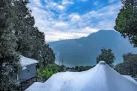 더 위스퍼링 오크스 나이니탈 호텔