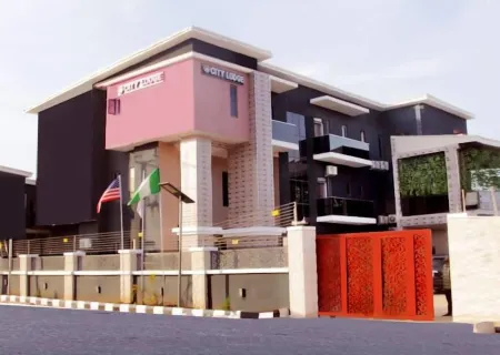 V City Lodge Hotel and Suites Отели в г. Кудуру