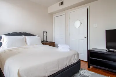 Free Parking and Trolley Access to Attractions - Charming Spacious Haven Hotels in Atlas District