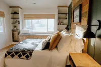 Tranquil Forest Retreat: Designer 4-Bedroom Ranch with Hot Tub & Firepit