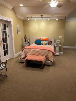 Spacious 8-bedroom house in charming Gulfport ; it is perfect for large group.