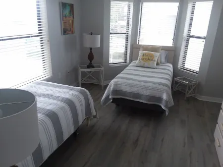 Beautifully redecorated 2 bedroom condo in quiet section of town Отели в г. Нью Смирна Бич