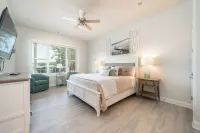 6BR Luxe Lakefront Home, Private Pool, Hot Tub, Boat Dock, Putting Green, Views