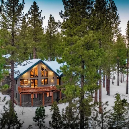 Coyote Moon by AvantStay Cabin WSauna Mins from DT Truckee NorthStar