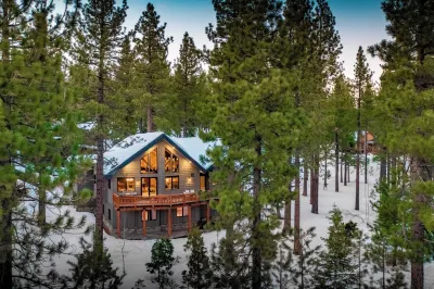 Coyote Moon by AvantStay Cabin WSauna Mins from DT Truckee NorthStar