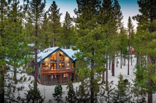 Coyote Moon by AvantStay Cabin WSauna Mins from DT Truckee NorthStar