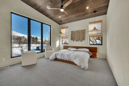 Creekside Cabin: Redlight, Yoga Studio, Sauna, & Cold Plunge; 10-min to skiing