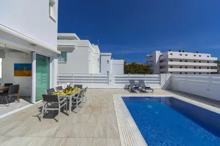 Protaras Villa Araella Отели рядом с достопримечательностью «Magic Dancing Waters Live Show»