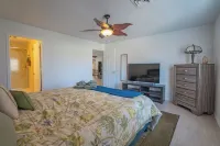 Large oasis backyard with Hot Tub, misters & built in BBQ Grill. 3B2B Southside