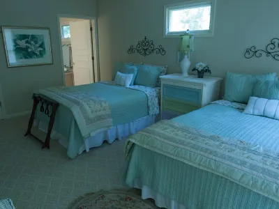 Marsh-view Cottage in the Woods: surrounded by majestic oaks, birdsong & marsh! Hotels near Lowcountry Museum