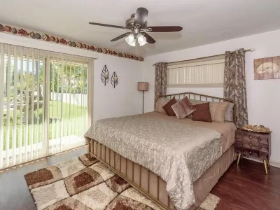 Private Pickelball Ct, BBQ, Fire Pit, Large Pool, Near Frontwave Arena and Ocean Hotels near Hobby Lobby
