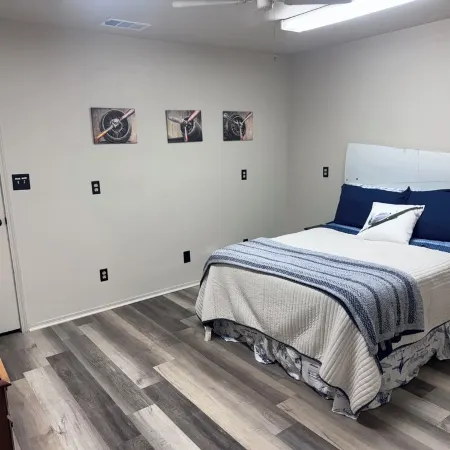 Buffalo airport Fly Inn. 2 bedroom inside a airplane hangar!