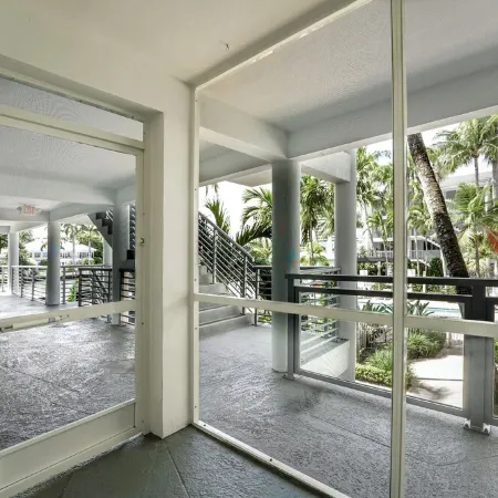 Modern Coastal 2Br on Intracoastal • Walk to Beach