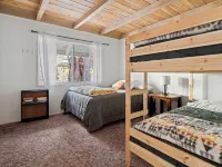 Owl's Nest - Walking Distance to Lake, Hot Tub, Pet Friendly w/ New AC アーノルドのホテル