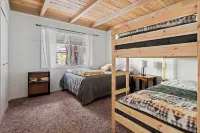 Owl's Nest - Walking Distance to Lake, Hot Tub, Pet Friendly w/ New AC