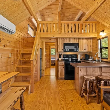 Barnwell Mountain Cabins #2: Cabin/Tiny Home w/ loft in Gilmer across from BMRA Отели в г. Апшур